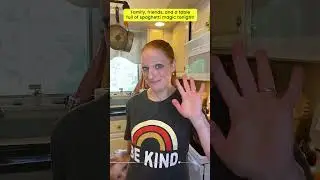 Семья, друзья и стол, полный спагетти.