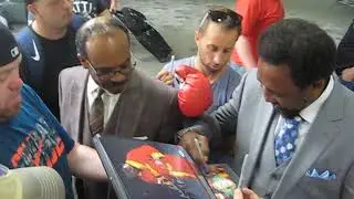 Thomas Hearns signs autographs for the SI KING 6-8-18