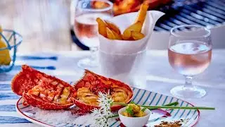 Homard au BBQ, beurre au curry et grosses frites au couteau | Recette gourmande
