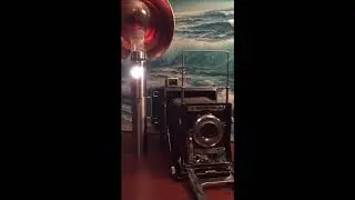 Graflex 3 Cell Flashgun with 7 Inch Reflector and Flashbulb (no pauses, less glare)