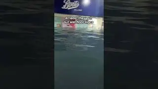 Знаки мокрого пола во время наводнения