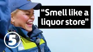 Tunnelbanan | En onykter och sovande man tas om hand av Jeanette som lättar på stämningen