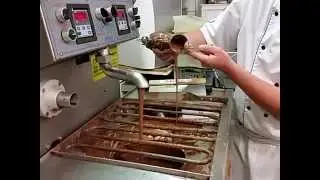 Remplissage d'un moule de vache en chocolat