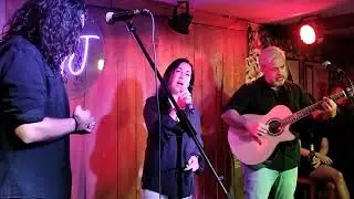 Fran Fern&aacute;ndez, Jose Antonio Delgado y Patricia Fern&aacute;ndez - Un par de Alas J&J (Bichi)