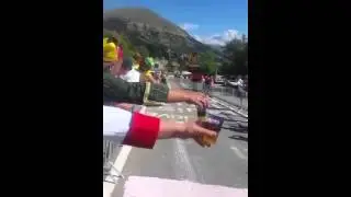 Bram Tankink pakt biertje aan tijdens beklimming Alpe d'Huez
