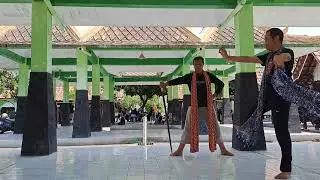 Latihan Menari di Pasar Ngasem