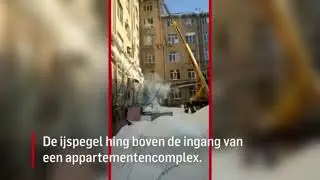 Enorme vallende ijspegel vernielt ingang Russisch gebouw