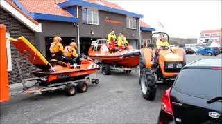 Uitruk alarmploeg reddingsbrigade Monster voor surfer in problemen