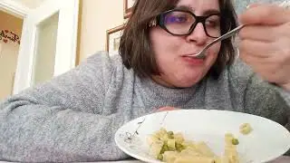 MUKBANG - pasta with peas + banana and kiwi