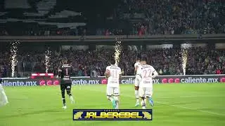 Gran recibimiento de la REBEL en el Pumas vs Chivas 