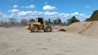 Levantamento de areia com pá carregadeira volvo L90F #volvo  #volvobrasil #pacarregadeira