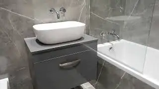 BATHROOM ARTISAN - Marble effect mid size bathroom with wall mounted appliances