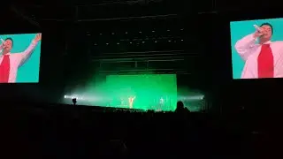 Zetak toca Zoriontasuna durante su concierto Mitoaroa en el Nafarroa Arena