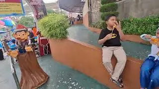 Iwo Bapak dan Bunda bersenang senang di kolam Batu Ekonomis Park