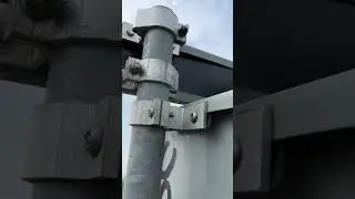 Een typische geocache in een verkeersbord? Nope!