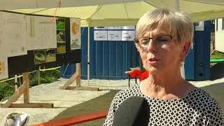 Landr&auml;tin Rita R&ouml;hrl macht sich ein Bild vom Baufortschritt bei Hochb&uuml;hl