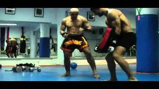 mestre Pako treinando chute baixo de muay thai maemai muay thai.
