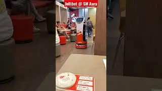 Jollibot @ SM Aura | Cute ng Crew/waiter