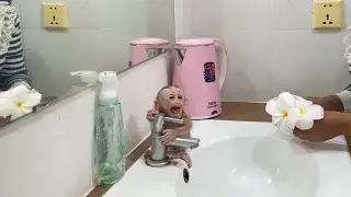 B-ad Moody Selena C-ry Refuse To Taking For Morning Bath