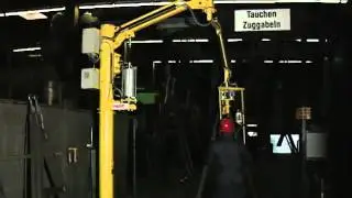 ZASCHE handling: Metallteile in Lackiergeh&auml;nge einh&auml;ngen