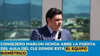 Consejero Marlon Ochoa abre la puerta del aula del CLE donde está el equipo biométrico