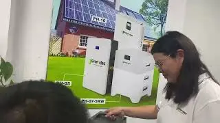 Colleagues from the new energy marketing department explain products in a live broadcast