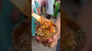 Banaras ki sabse famous Tamatar chaat. Kashi chaat bhandar #streetfood #kashivishwanath #banaras