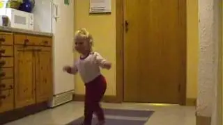 Julia dansar motsols