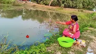 FISHING VIDEO 🎣 || The woman Amazing Village pond Fishing catch seems Very Attractive
