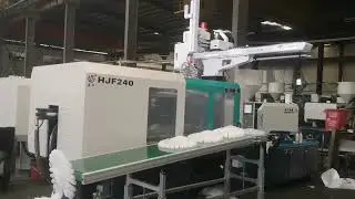 Plastic spoon injection molding machine