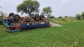 Indian Truck Accident Video | Gas Cylinder Load 10 Wheeler Truck Flip Over Paddy Field.