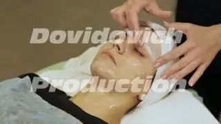 A bandage mask using gauze fabric. Apply gauze on face with cream