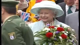 Queen Elizabeth II. begrüßt Schüler vor dem Reichstag, 2000