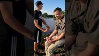 Как вытащить крючок из руки с помощью лески