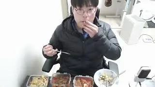 1월 29일 목요일 저녁 수육덮밥, 김치, 건두부, 과자