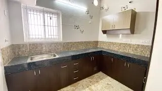 Бюджетный модульный проект кухни размером 8x10 // Деревянные шкафы // Дизайн небольшой кухни