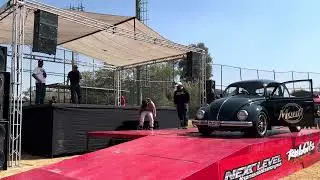 Reconocimiento por el Sr Tereso a los vochos del equipo Monti Racing Parts. 