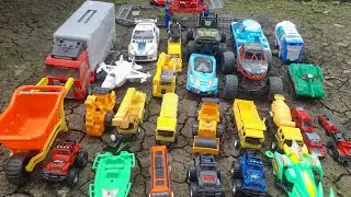 Bermain mobil-mobilan di halaman rumah,mobil polisi,truk,mobil monster.