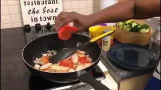 SuriTante maakt broccoli met gegaarde en gerookte kip