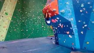 T&eacute;cnica de caida en un bloque de escalada con puerta