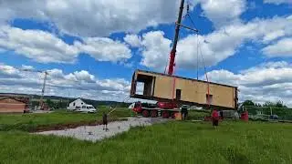 Vom Tieflader zum Traumhaus &ndash; Abladung & Aufbau eines Luxivo Modulhauses Teil 1