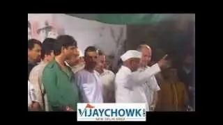 ANNA HAZARE WITH ARVIND KEJRIWAL AT INDEFINITE FAST VENUE IN NEW DELHI