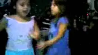mis gemelas y mi china bailando regaetone