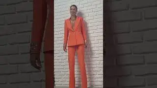 Tailleur giacca e pantaloni con inserti oro