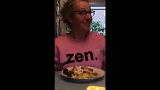 Aaf Brandt-Corstius kookt uit het boek A la minute van Mari Maris
