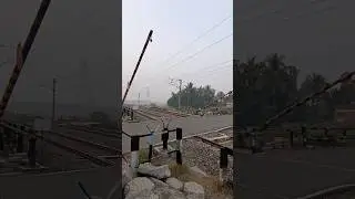 How is the LC Railgate barrier closing #bdrailfan #railway #indiantrain #indiarail