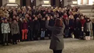 Finlandia Tampere Raatihuoneen rappusilta lukioiden kuoro
