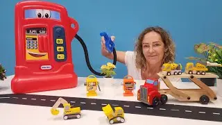 Spielspa&szlig; mit Nicole - Die kleinen Baufahrzeuge gehen auf den Spielplatz - Spielzeugautos aus Holz