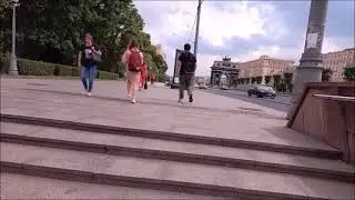 у метро 