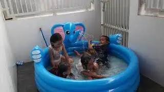 Bermain berenang seluncuran dan air mancur di kolam kolaman